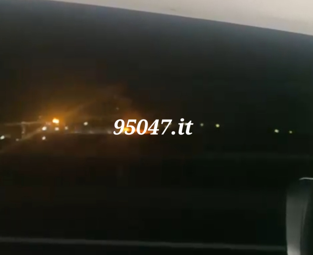 PATERNÒ, VASTO INCENDIO IN CORSO NELL'AREA TRA IL VIALE DEI PLATANI E LA VIA MONGIBELLO. LE FOTO