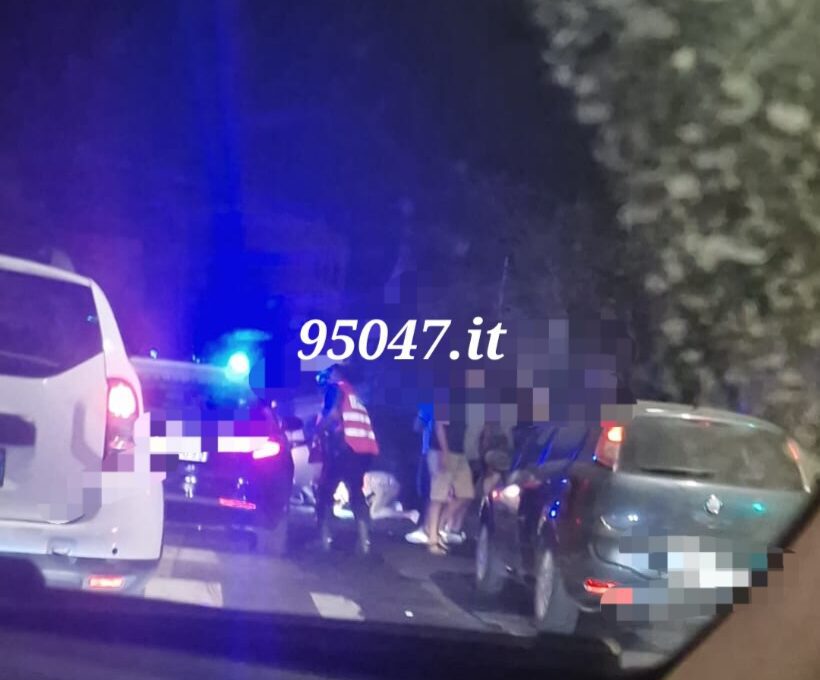 ACI CASTELLO. SI SCHIANTA NELLA NOTTE  CONTRO UN'AUTO IN SOSTA, POI SI RIBALTA