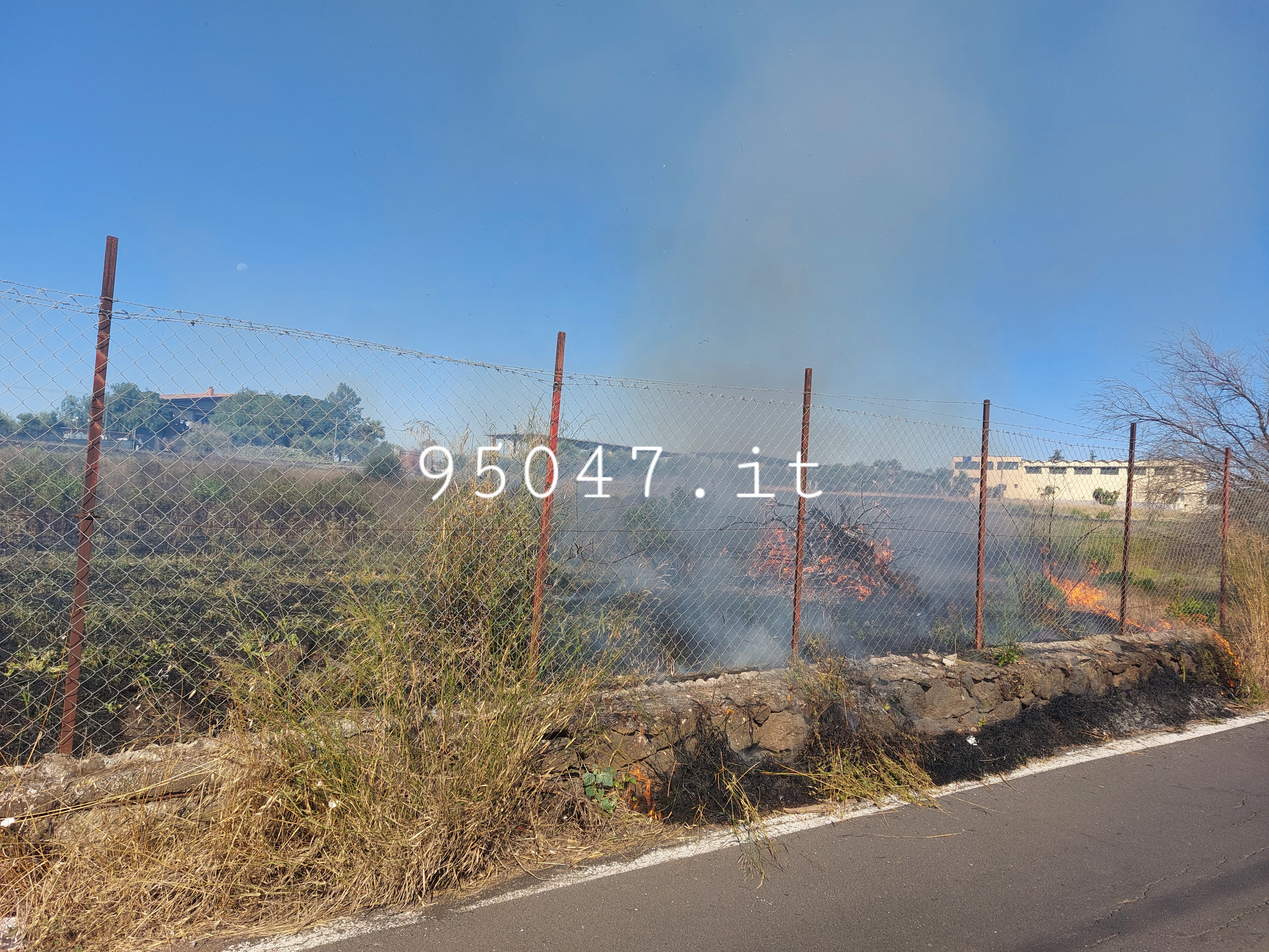 VASTO INCENDIO DI STERPAGLIE IN CORSO IN ZONA PALAZZOLO. LE FOTO