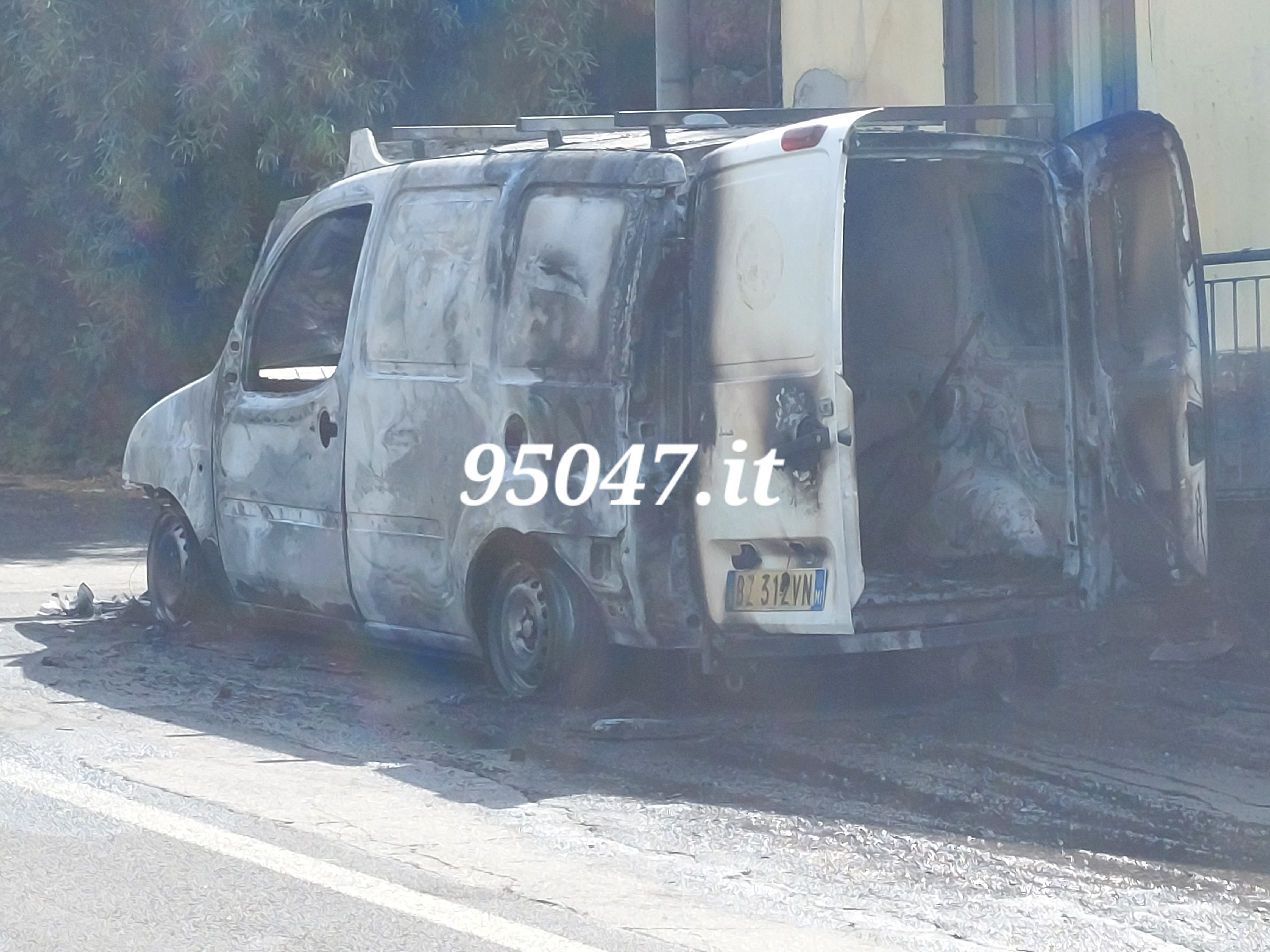 Ragalna- Fiorino prende fuoco