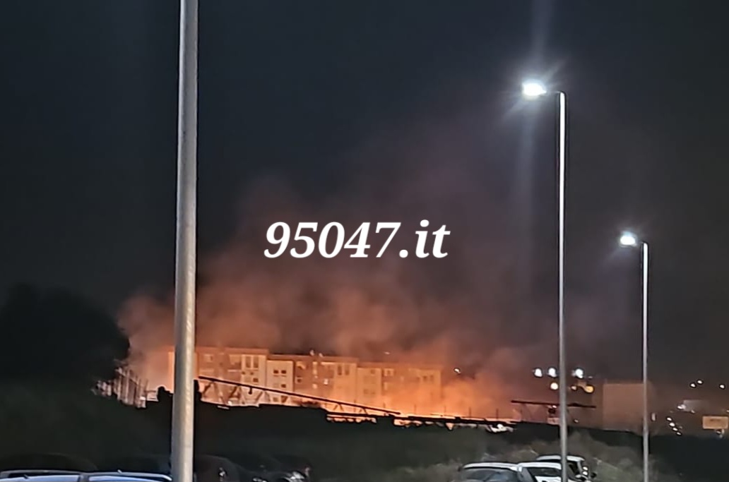 PATERNÒ, VASTO INCENDIO IN CORSO NELL'AREA TRA IL VIALE DEI PLATANI E LA VIA MONGIBELLO. LE FOTO