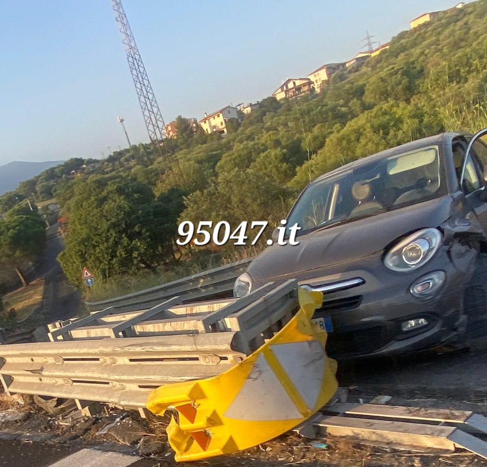 AUTO CONTRO GUARDRAIL NELLO SVINCOLO DI PATERNÒ