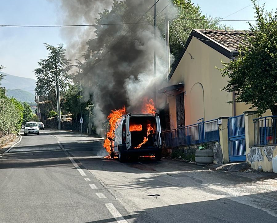 FURGONE PRENDE FUOCO IN MARCIA A RAGALNA