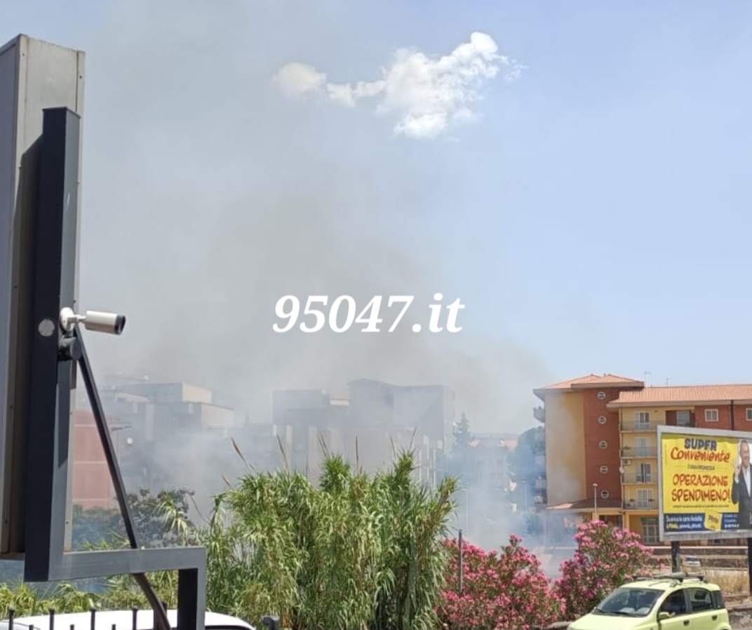 PATERNÒ: INCENDIO DI STERPAGLIE IN ZONA CORSO ITALIA – DENSA COLONNA DI FUMO GRIGIO