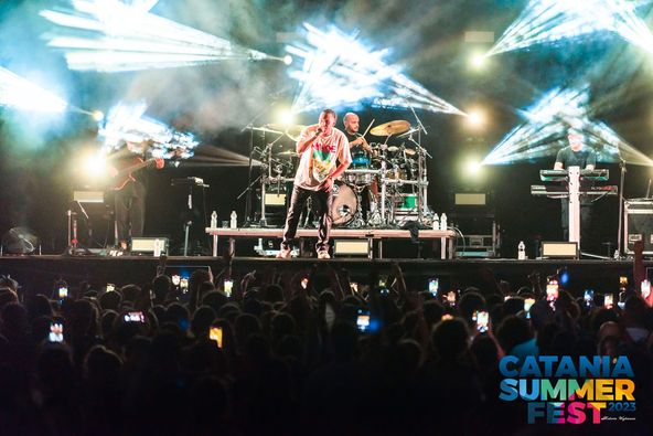 ERNIA FA CANTARE A SQUARCIAGOLA IL PUBBLICO DELLA VILLA BELLINI DI CATANIA