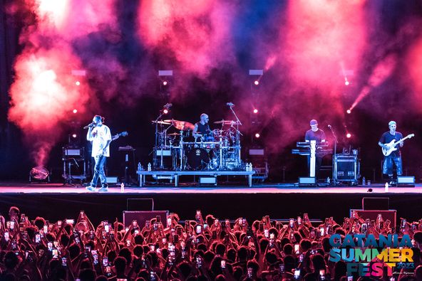 ERNIA FA CANTARE A SQUARCIAGOLA IL PUBBLICO DELLA VILLA BELLINI DI CATANIA