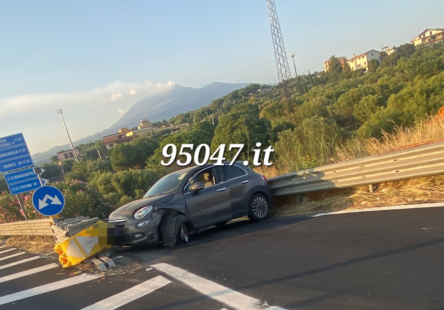 AUTO CONTRO GUARDRAIL NELLO SVINCOLO DI PATERNÒ