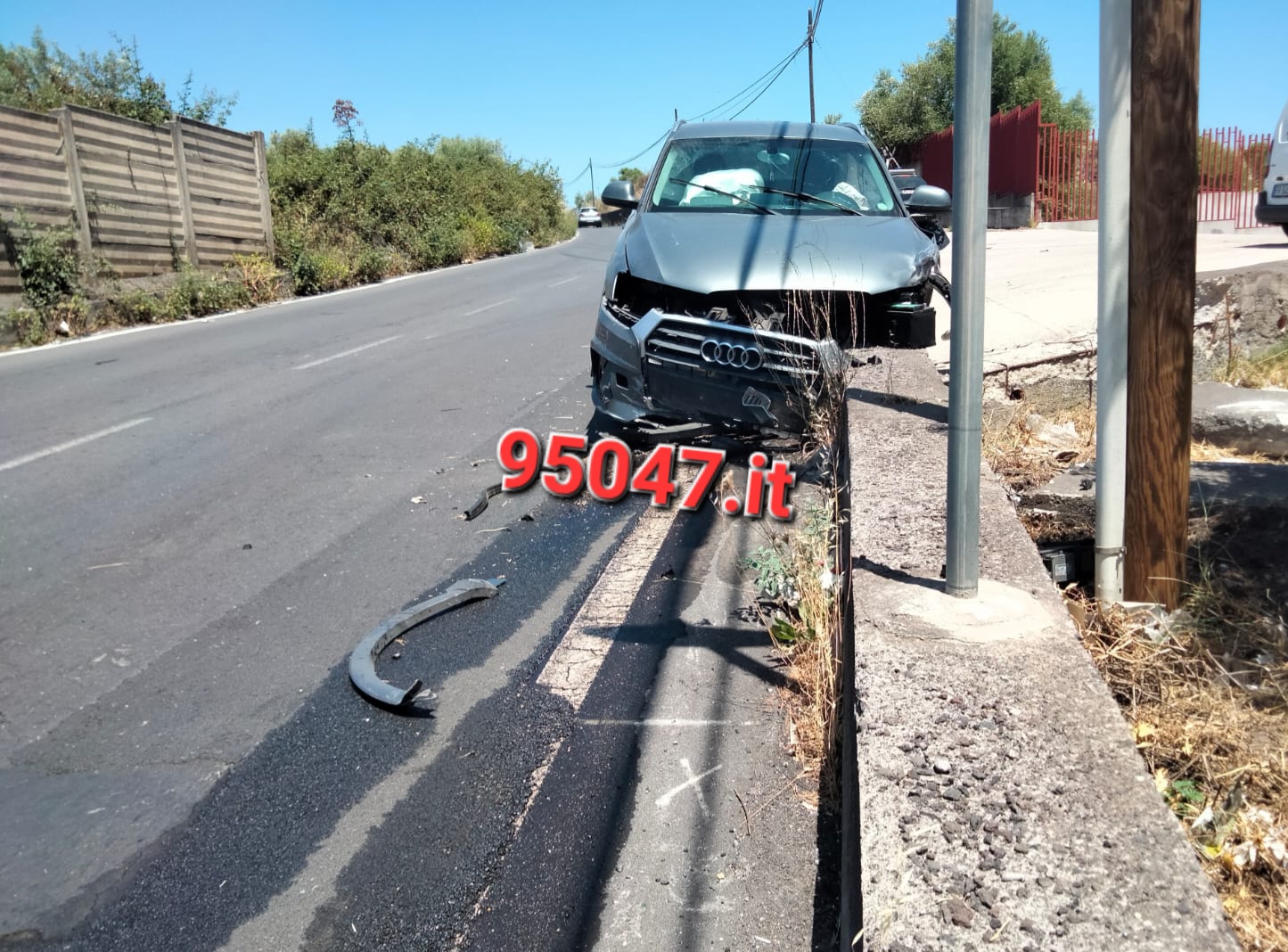 GRAVE INCIDENTE STRADALE A CAMPOROTONDO ETNEO , TRE MEZZI COINVOLTI.TRE FERITI