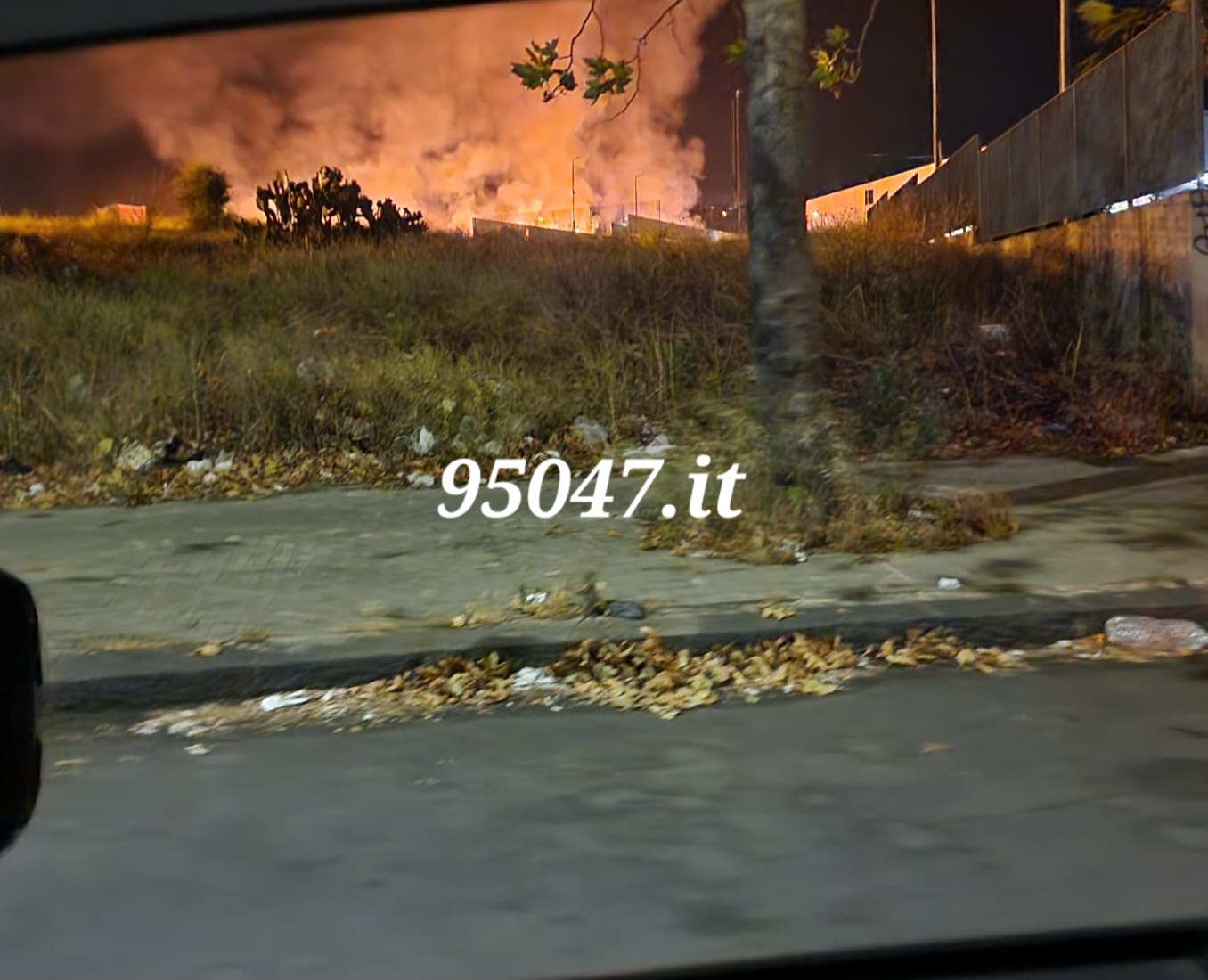 PATERNÒ, VASTO INCENDIO IN CORSO NELL'AREA TRA IL VIALE DEI PLATANI E LA VIA MONGIBELLO. LE FOTO