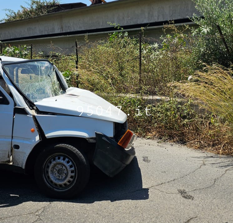 PATERNÒ. VIOLENTO SCONTRO TRA DUE AUTOVETTURE AI 'PIOPPI", SOCCORSI SUL POSTO E STRADA CHIUSA