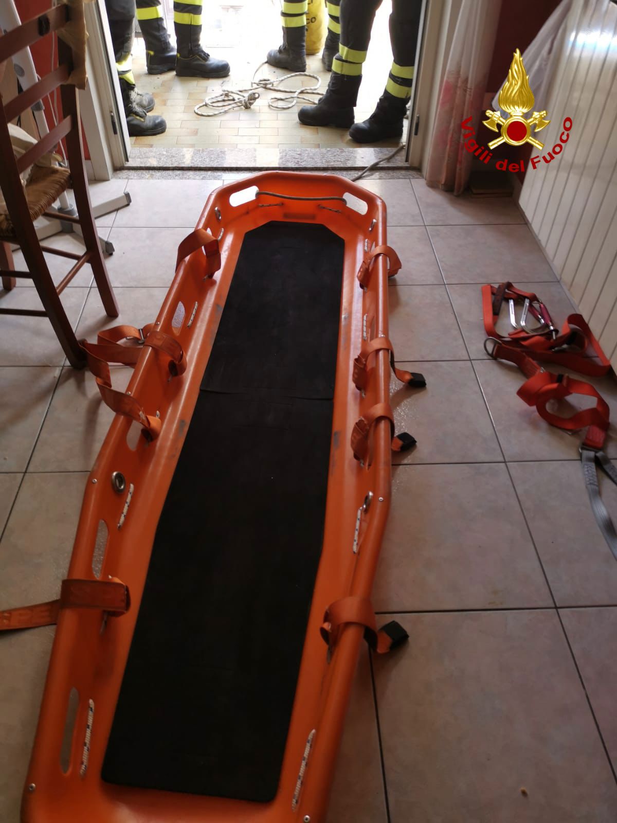 RANDAZZO, I VIGILI DEL FUOCO ASSISTONO UNA PERSONA IN DIFFICOLTÀ