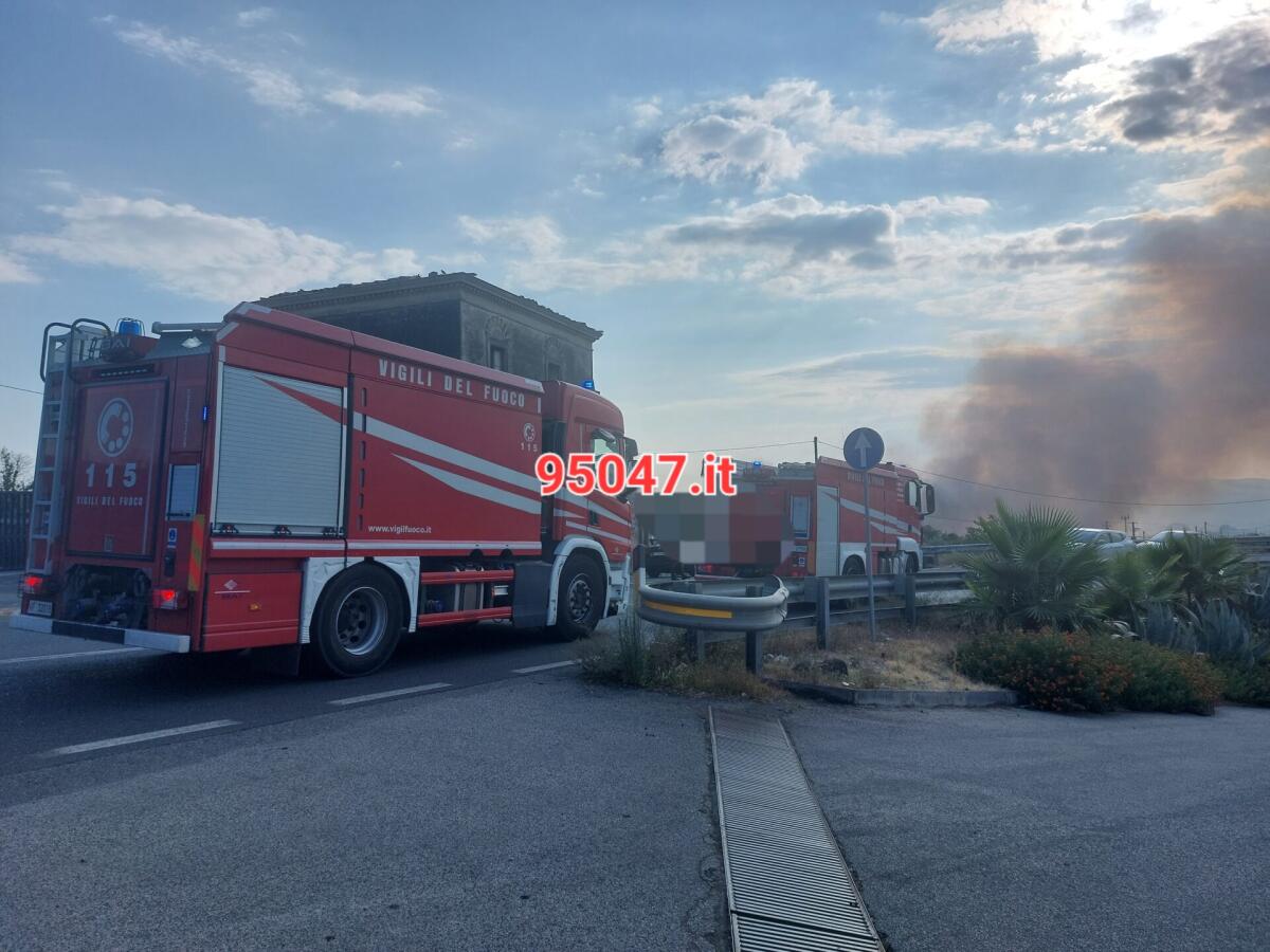 PATERNO’: DOPPIO INCENDIO IN CITTÀ: A FUOCO STERPAGLIE AL CORSO ITALIA ED A SCHETTINO - 