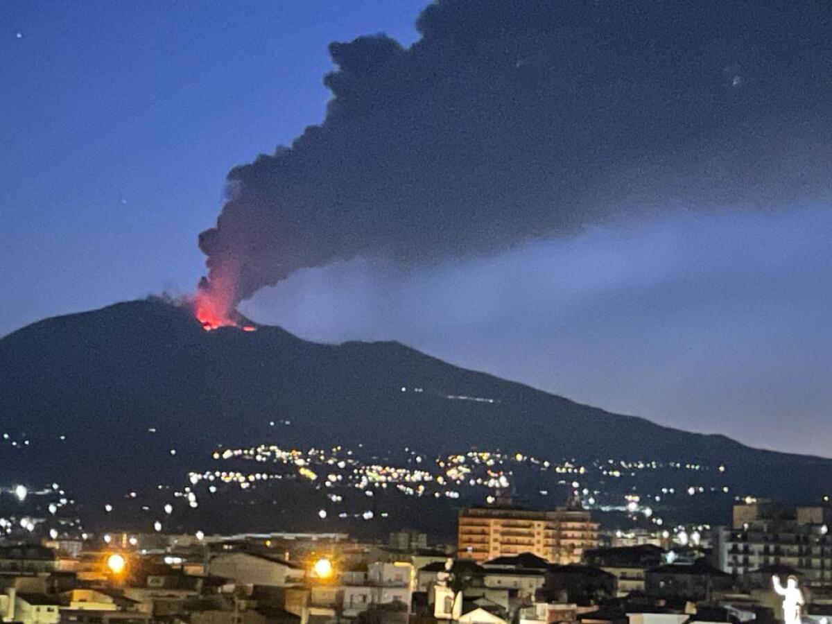 ETNA. INGV: FORTE DEGASSAMENTO IN ATTO. LA PROTEZIONE CIVILE AUMENTA IL LIVELLO DI ALLERTA IN PREALLARME - 