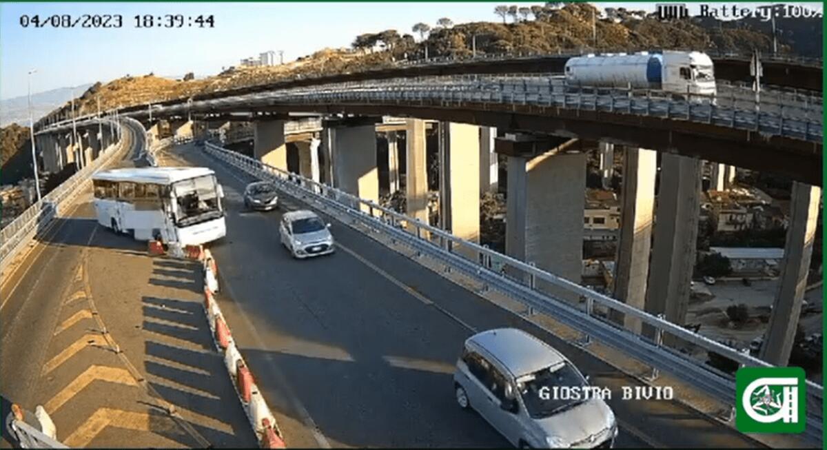 ALTRA “FOLLIA” ALLO SVINCOLO DI GIOSTRA, AUTISTA DI UN AUTOBUS SPOSTA LO SPARTITRAFFICO VIDEO - 