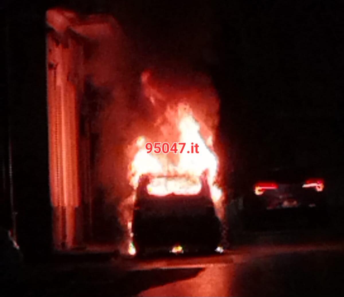 PATERNÒ, AUTO A FUOCO NELLA NOTTE ALLA "VILLETTA" - 