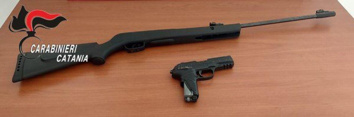 ACIREALE . “NON DEVI PARLARE CON LA MIA EX RAGAZZA”: BOTTE ED UN COLPO DI FUCILE AL BRACCIO: DENUNCIATI DUE FRATELLI, UNO È MINORENNE - 