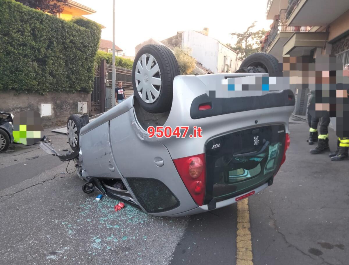 INCIDENTE A SAN GIOVANNI LA PUNTA, AUTO SI RIBALTA, ILLESA CONDUCENTE - 