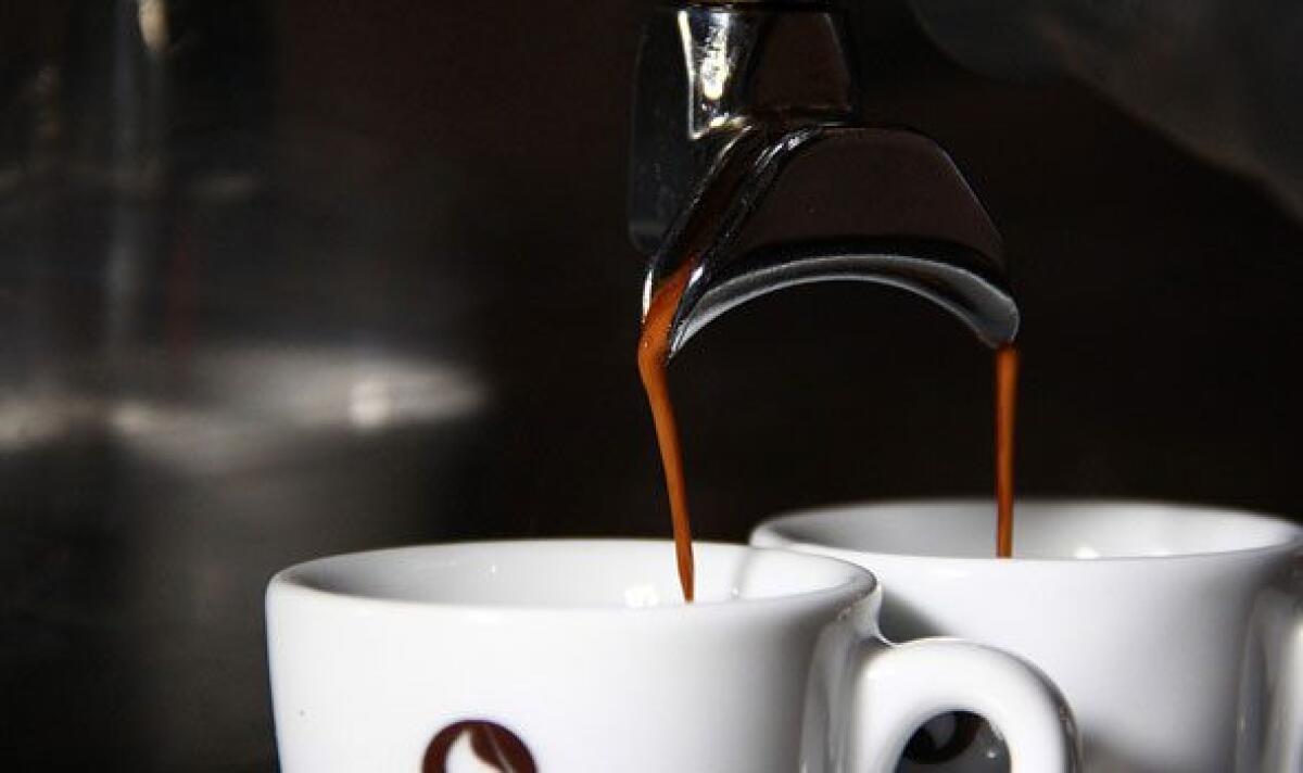 SAVONA, IL CAFFÈ AL BAR COSTA 70 CENTESIMI SE PORTI LA TAZZINA E LO ZUCCHERO DA CASA - 