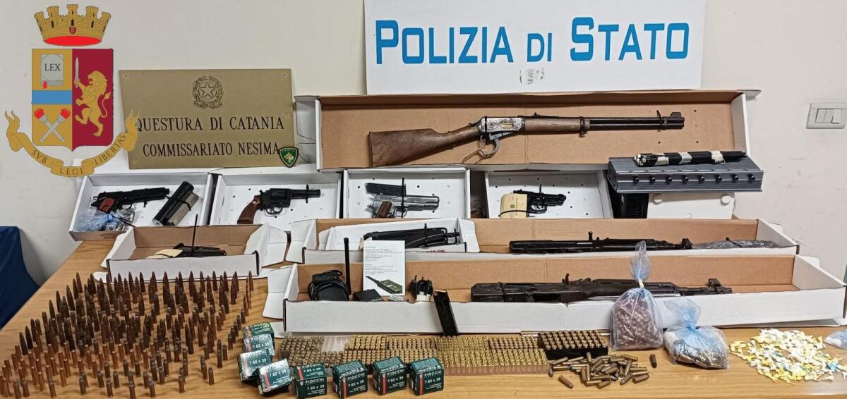 CATANIA, TROVATI ARSENALE, ANCHE 2 KALASHNIKOV E DROGA IN UNO STABILE - 