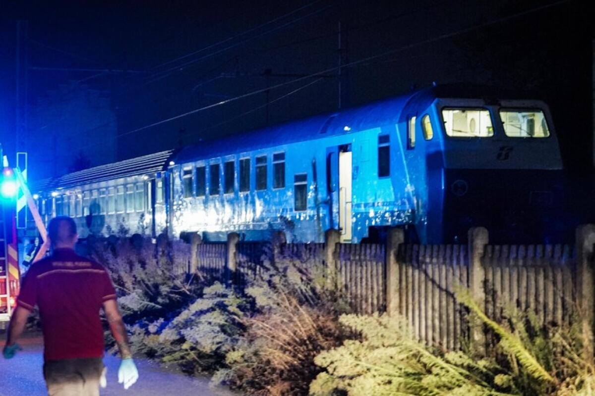 TRAGEDIA LUNGO LA LINEA FERROVIARIA TORINO-MILANO: TRENO INVESTE OPERAI - 5 MORTI E 2 FERITI - 