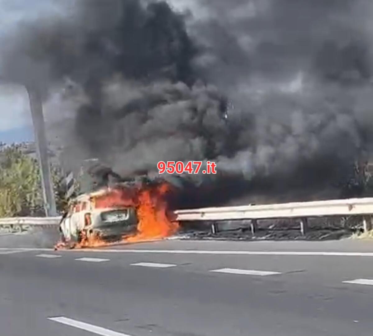 INCENDIO E AUTO IN FIAMME NEI PRESSI DELLA TANGENZIALE DI CATANIA: FIAMME E FUMO CREANO PROBLEMI AL TRAFFICO VEICOLARE - 