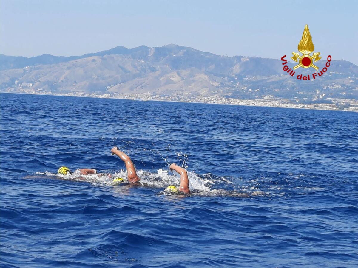 VIGILE DEL FUOCO ATTRAVERSA A NUOTO LO STRETTO DI MESSINA - 