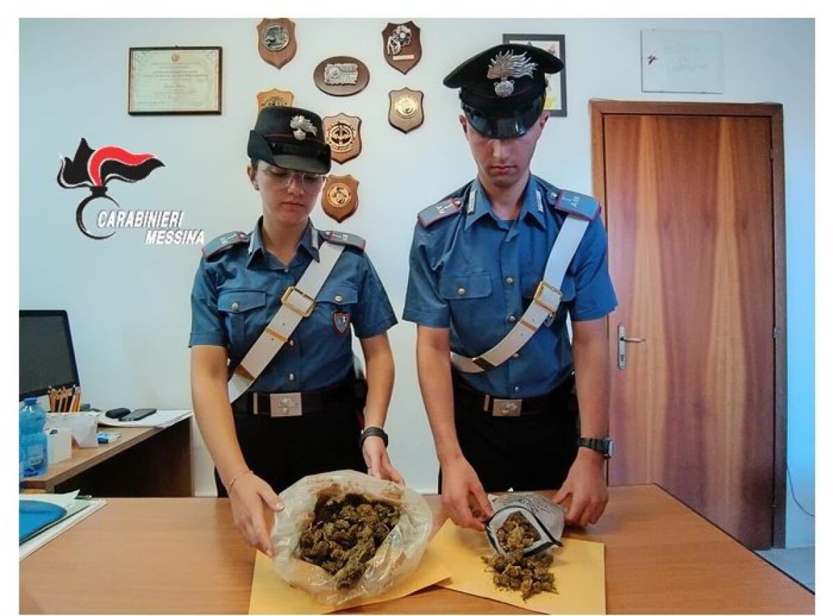 TAORMINA:​ Telefona alla moglie per disfarsi della marijuana prima dell’arrivo dei Carabinieri. Arrestato per detenzione di oltre 1.650 dosi di sostanza stupefacente - 