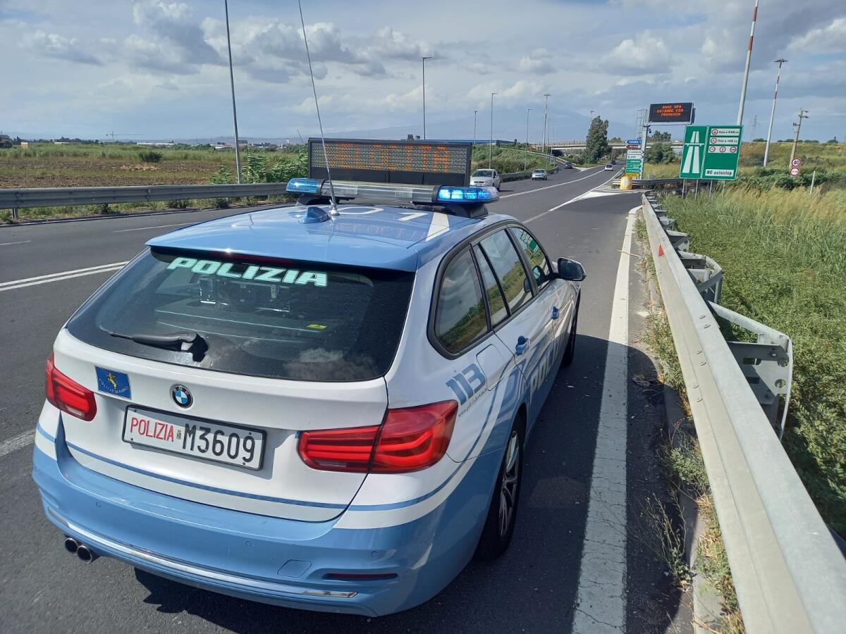 CATANIA. CONTROLLI DELLA POLIZIA STRADALE, SU 109 MEZZI FERMATI 10 ERANO SENZA ASSICURAZIONE - 