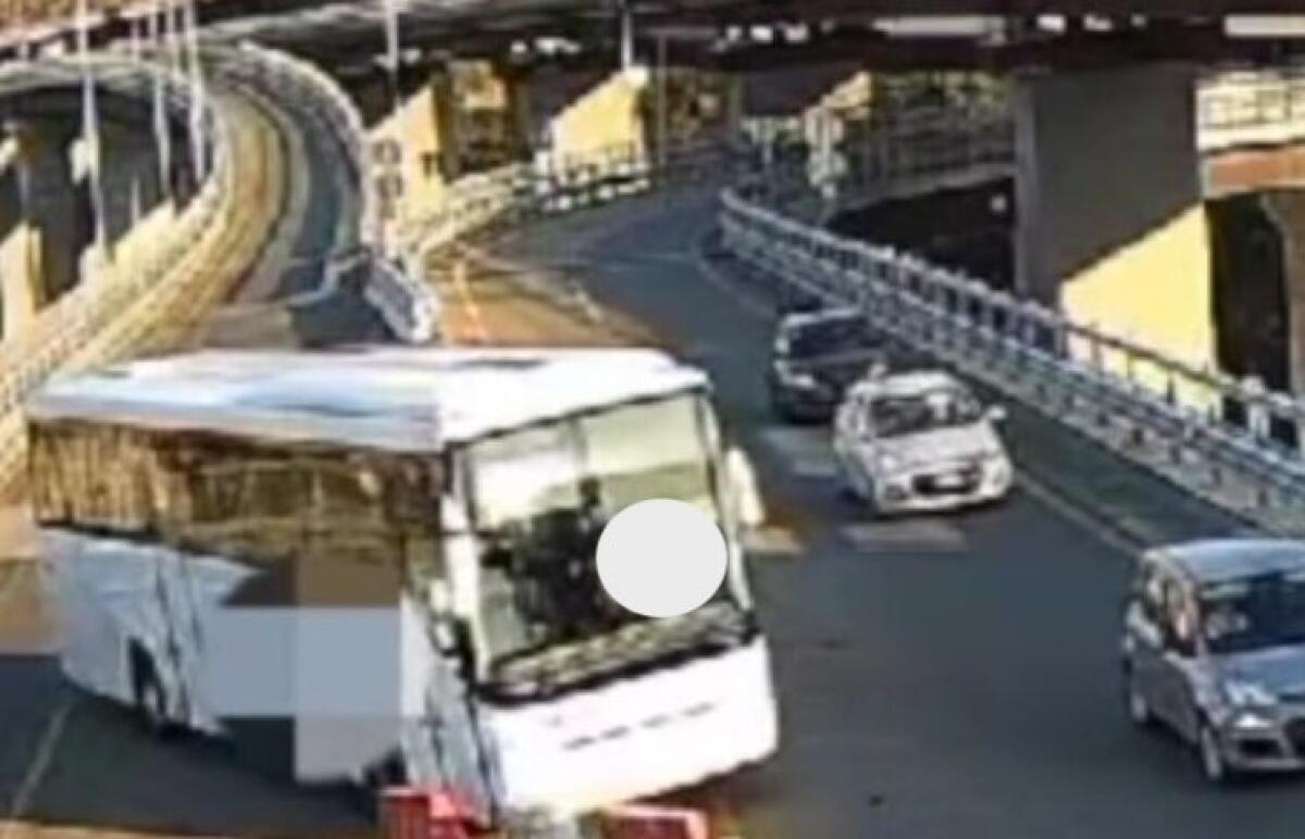 MESSINA, SARÀ LICENZIATO L'AUTISTA DELL'AST CHE HA SPOSTATO LO SPARTITRAFFICO - 