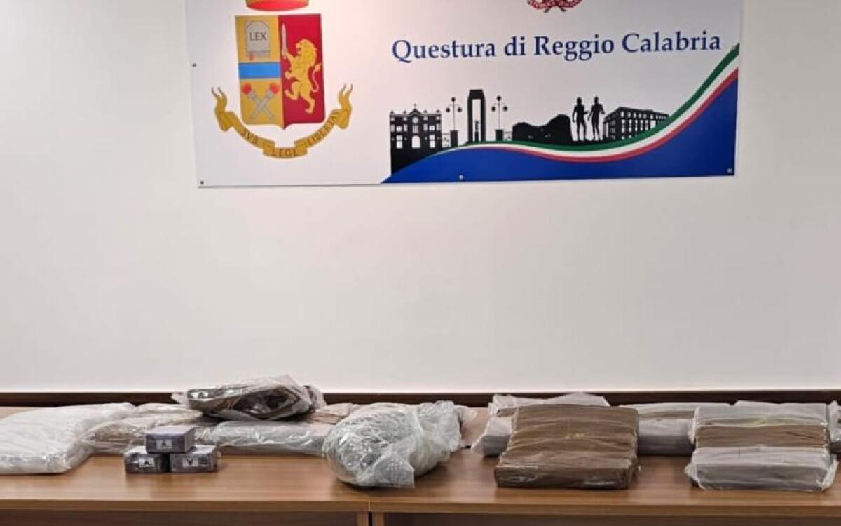 VILLA SAN GIOVANNI,  PRONTO AD IMBARCARSI PER LA SICILIA CON 65 KG DI HASHISH - 