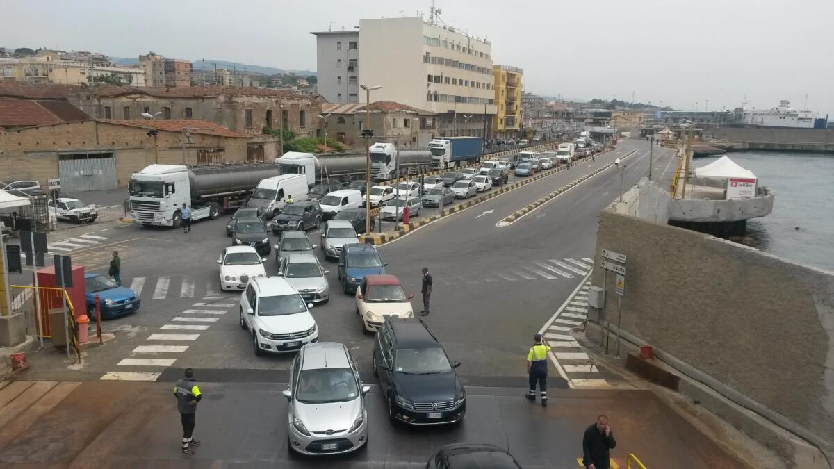ESODO DI FERRAGOSTO, BOLLINO NERO: CODE CHILOMETRICHE, 3 ORE DI ATTESA ALL’IMBARCO PER I TRAGHETTI IN SICILIA - 