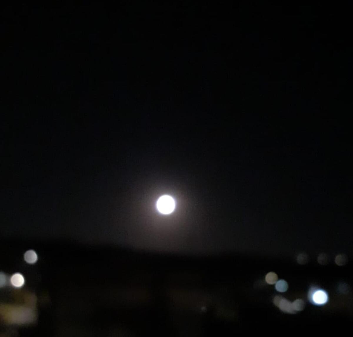 QUESTA SERA OCCHI AL CIELO, C'È LA SUPERLUNA PIENA DELLO STORIONE - 