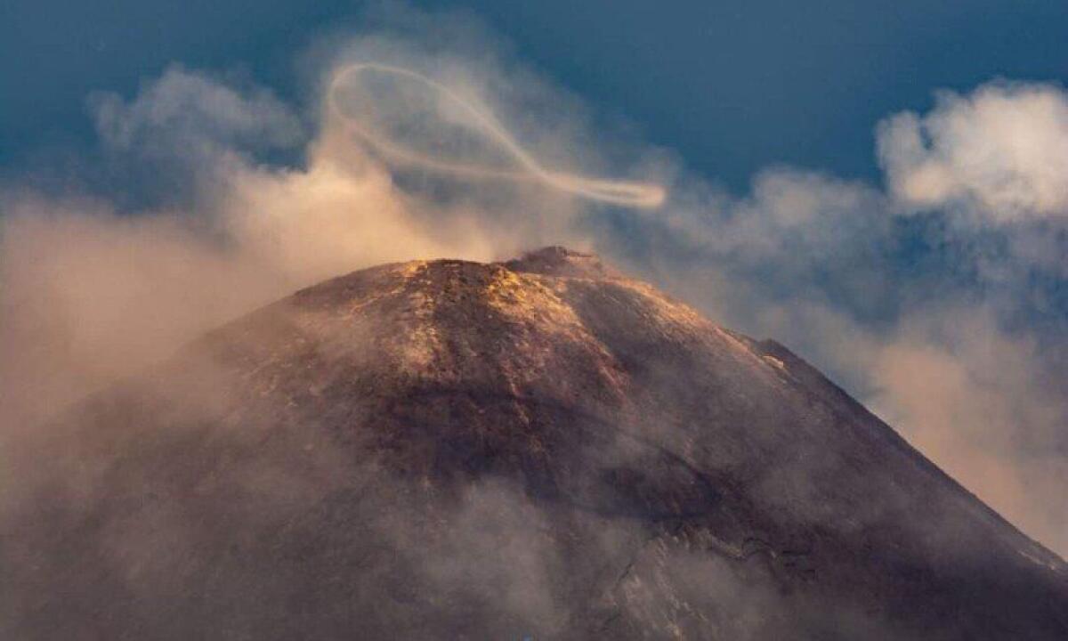LO STRANO FENOMENO DEGLI ANELLI DI FUMO DALL’ETNA - 