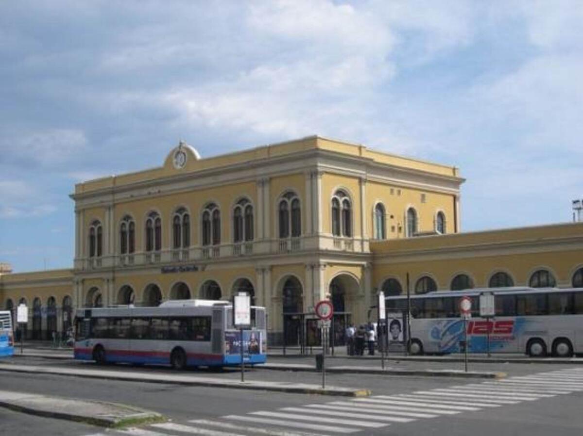 CATANIA, SI SCAGLIA CONTRO UN POLIZIOTTO - 