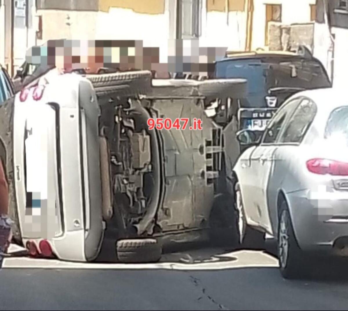 PATERNO’. AUTO SI RIBALTA IN VIA VESUVIO, UN FERITO - 