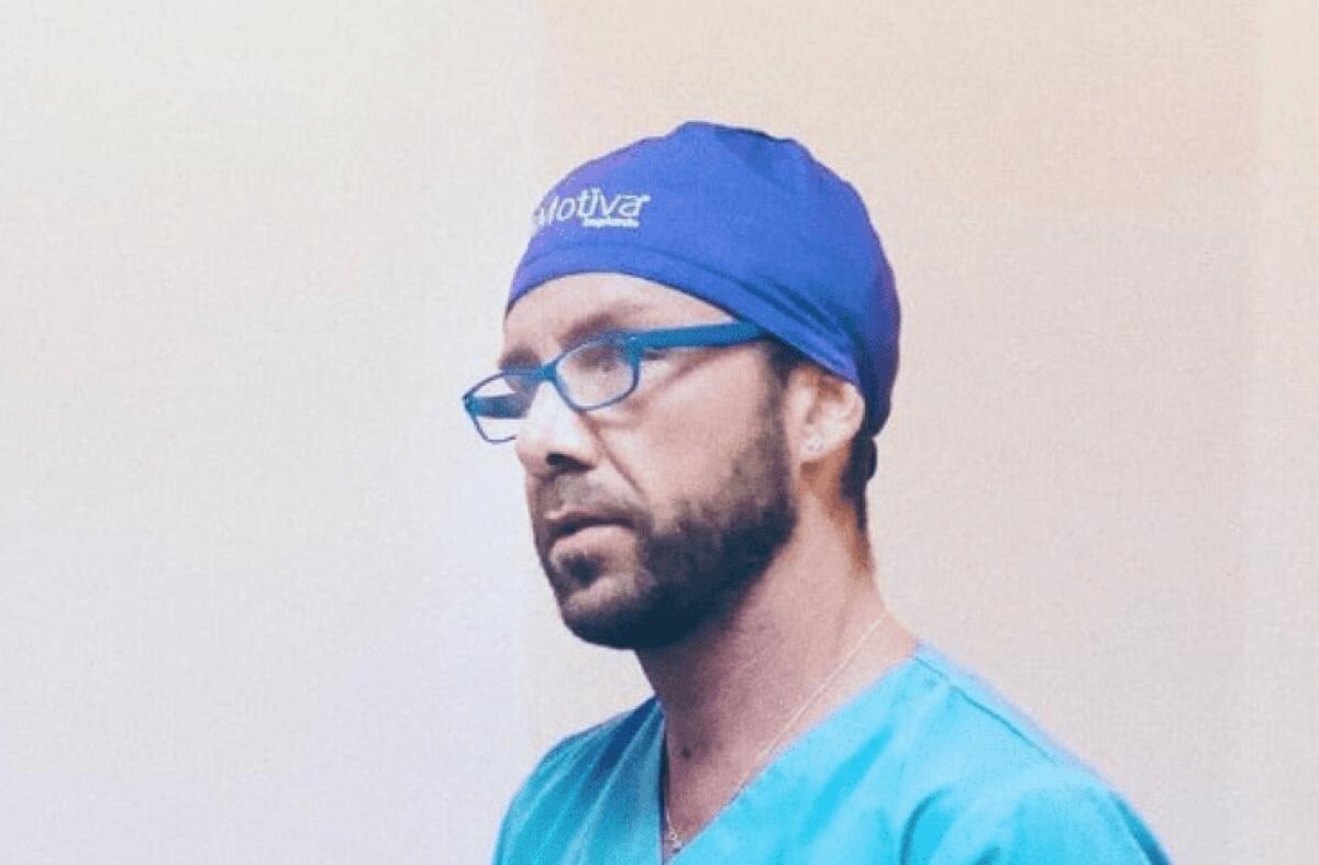 AVEVA LA TERZA MEDIA MA DA 15 ANNI OPERAVA COME CHIRURGO ESTETICO (ANCHE PER LE USL): ARRESTATO - 