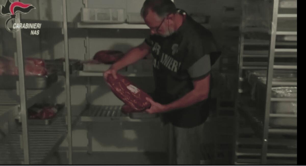 CONTROLLI DEI NAS NEI LIDI ITALIANI,20 CHIUSURE, A CATANIA TROVATI OLIO RANCIDO E CARNE IN CATTIVO STATO DI CONSERVAZIONE - 