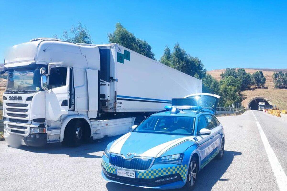 FOLLIA LUNGO LA PALERMO-CATANIA, TIR FERMATO MENTRE FA RETROMARCIA - 