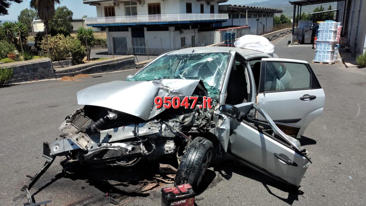 VALCORRENTE INCIDENTE AUTONOMO, AUTO DISTRUTTA, FERITA 47 ENNE  - LE FOTO - 