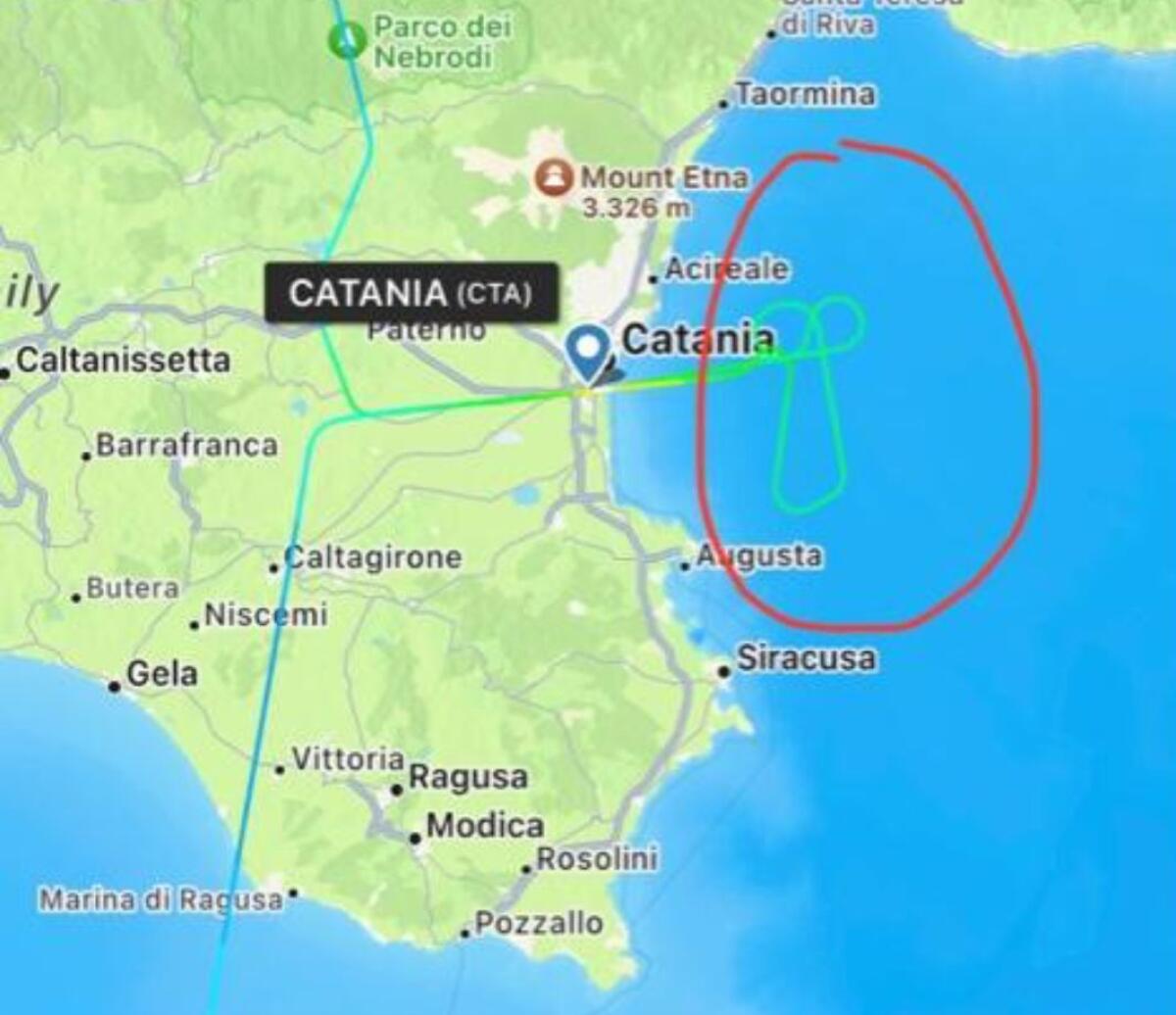 IL VOLO PER CATANIA DIROTTATO A MALTA, IL PILOTA PER PROTESTA "DISEGNA" UNO STRANO SIMBOLO NEL CIELO - 