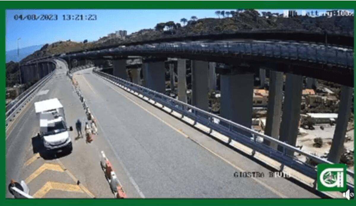 FOLLIA IN AUTOSTRADA A MESSINA SPOSTA GLI SPARTITRAFFICO PER IMMETTERSI NELLA BRETELLA CHIUSA - 