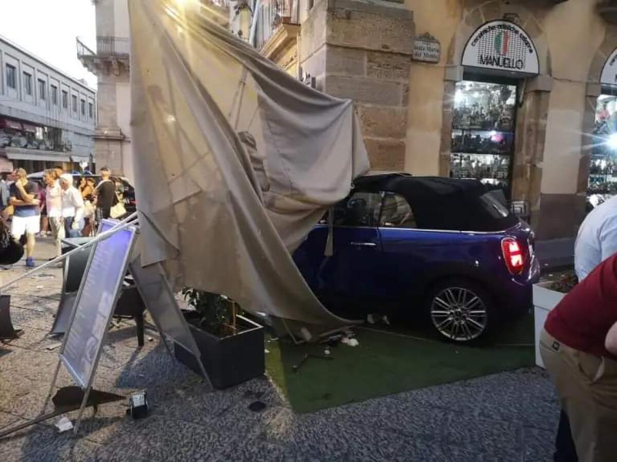 AUTO CONTRO I TAVOLINI DI UN BAR DI CALTAGIRONE: I SEI FERITI SONO TUTTI FUORI PERICOLO - 