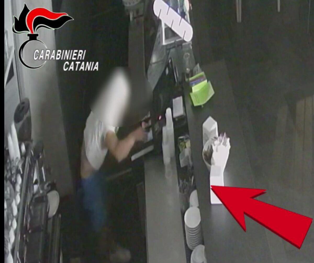 VIAGRANDE, RUBAVA DI NOTTE NEI NEGOZI, ARRESTATO - 