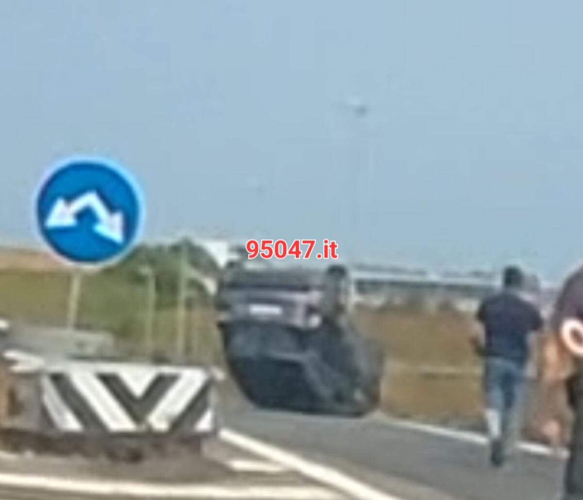 SCONTRO TRA DUE AUTOVETTURE SULL'ASSE DEI SERVIZI, UNA SI RIBALTA - 