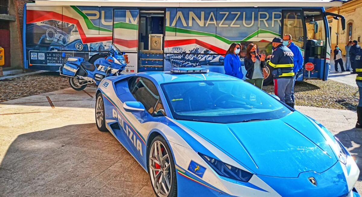 "E… STATE CON NOI", A CATANIA PULLMAN E LAMBORGHINI DELLA POLIZIA - 