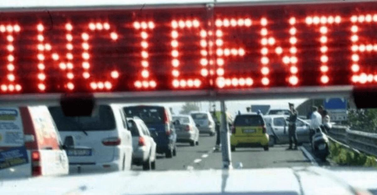 INCIDENTE SULLA TANGENZIALE DI CATANIA, LUNGHISSIME CODE - 