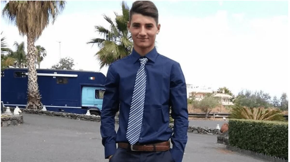 TRAGEDIA A VIAGRANDE, 25 ENNE MUORE SCHIACCIATO DA UNA MOTO PALA - 