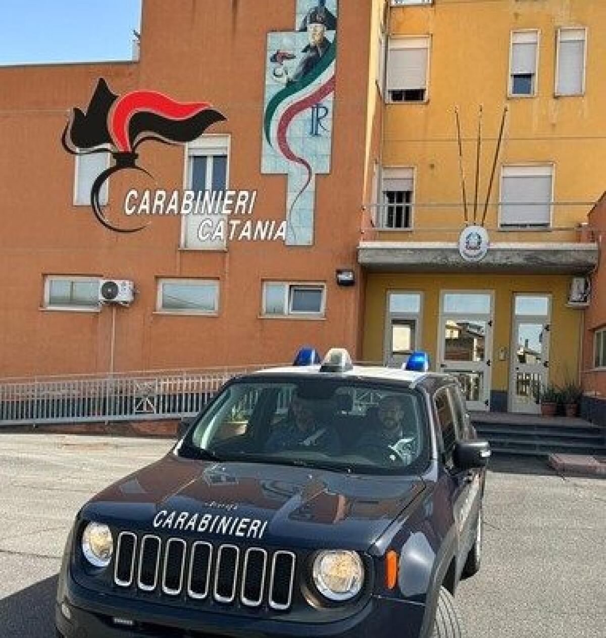 ADRANO, 31ENNE MINACCIA E PICCHIA COMPAGNA E FIGLIE MINORENNI - 