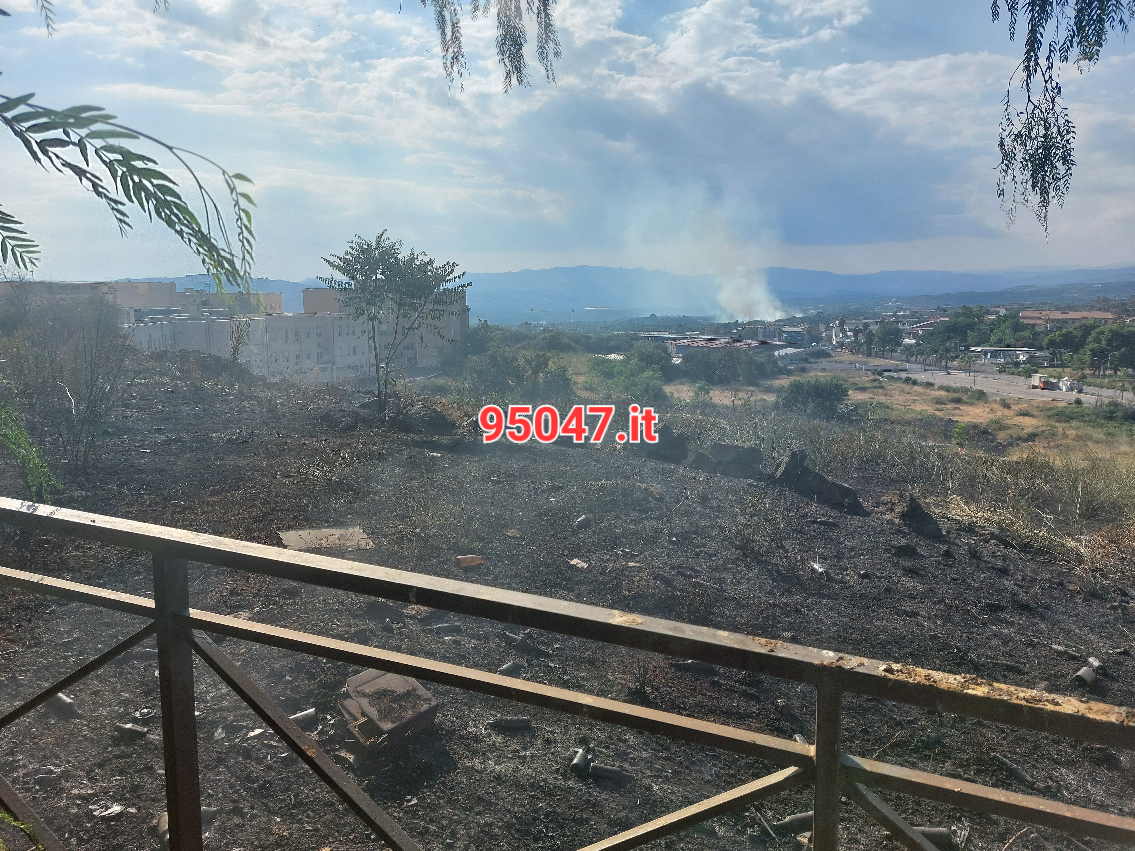 PATERNO’: DOPPIO INCENDIO IN CITTÀ: A FUOCO STERPAGLIE AL CORSO ITALIA ED A SCHETTINO