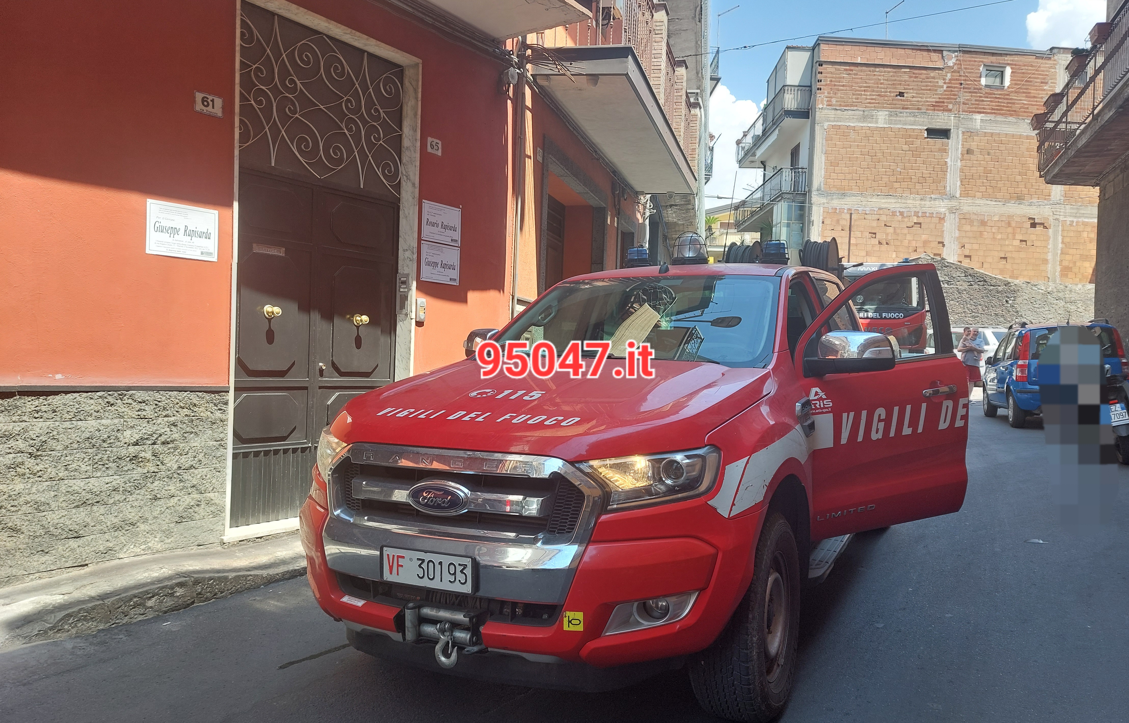 PATERNO'. AUTO SI RIBALTA IN VIA VESUVIO